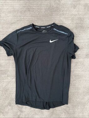 Nike Men’s Black Athletic Short Sleeve Running Shirt with Reflective Swoosh